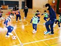 サッカーの楽しさ伝える　魚津・村木小でカターレ選手