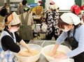 住民ら２１人、みその仕込み学ぶ　高岡・成美公民館で教室