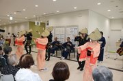 おわらを披露する諏訪町のメンバー＝富山西総合病院