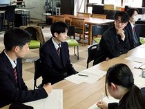 卒業生と交流し進路考える　高岡龍谷高校