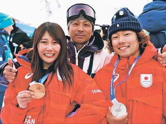 教え子のメダルに万感　阪西コーチ（入善）現地で支える　スノボの長谷川・村瀬心を１０年指導