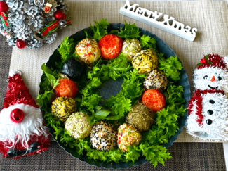 クリスマスを楽しく彩る♪ カラフルおにぎりリース【休日のレシピ(127)】