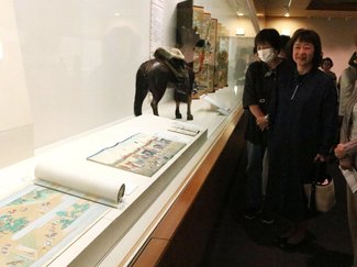 人との関わりに興味　県水墨美術館で開催「どうぶつ百景」２１日閉幕、ファン続々