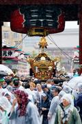 雨のみこし、見物客を魅了