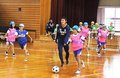 サッカーで交流　カターレ選手が速星小訪問