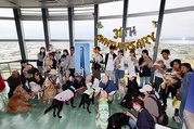 愛犬と一緒にタワーに上がり、記念写真に納まる参加者