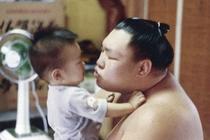 ２１歳の夏、母に電話「ほんまに横綱になったんや」　北の湖没後１０年、刻まれた碑の言葉に詰まったもの