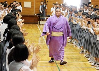 朝乃山が母校・富山商で優勝報告