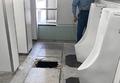駅トイレ床に穴、６７歳転落