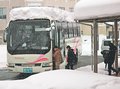 あいの風ダイヤに乱れ、９０００人に影響　県内大雪、滑川・黒部駅は代行バスで対応（６日）