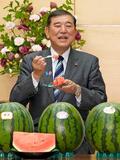 首相、鳥取のスイカ堪能