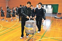 選挙理解し模擬投票　富山第一高生、税も学ぶ