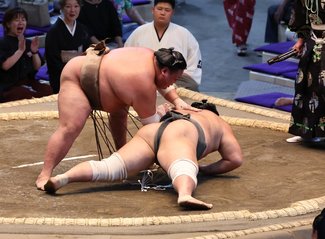 朝乃山、十両力士に敗れる　大相撲名古屋場所２日目