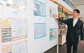 富山・八尾の見どころ満載　ロゲイニング運営の中崎さん、大会で使用の地図展示