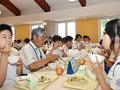 雪たまねぎおいしい！　砺波市内小中、給食で味わう