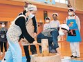 留学生と「よいしょー」　富山の朝日小児童、育てたコメで餅つき