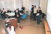 活動の成果を発表する富澤さん（右）ら