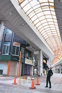 天井パネルの一部が落下　高岡・御旅屋アーケード
