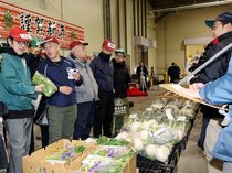 今年最初の競り威勢良く　富山市公設卸売市場で初市