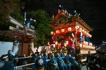 秩父夜祭、極彩色の山車に歓声