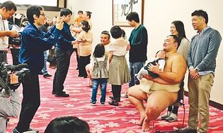 朝乃山、応援励みに　「赤ちゃん抱っこ撮影会」参加