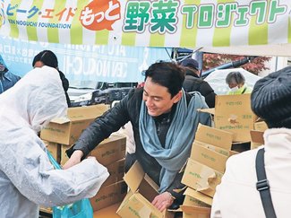 野口健さん、能登被災者に野菜届ける　南砺市などと連携