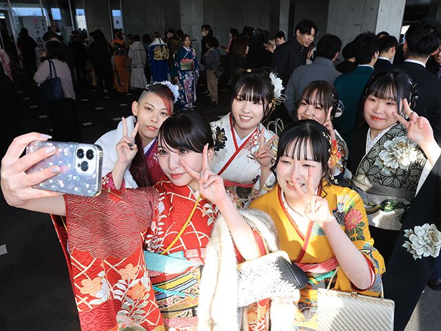 大人の自覚新た 県内各地で「二十歳のつどい」｜北日本新聞webunプラス