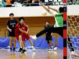 男子振興枠決定戦　ターミガンズ富山－堀川　懸命にシュートするターミガンズ富山の選手と体を張って守る堀川のＧＫ