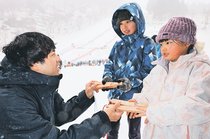 モーグルW杯、拍子木鳴らし選手後押し　ゴールドウイン、夜高祭にちなんで制作