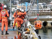 海の安全願う　高岡で市消防艇と伏木海保巡視艇の合同出初め式