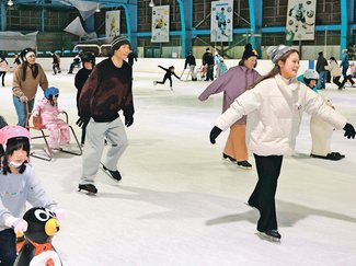 五輪効果、大にぎわい　富山スケートセンター