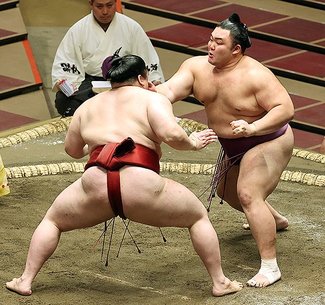 朝乃山、白星発進　７月場所初日、隆の勝を送り出し