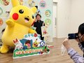 親子がピカチュウと交流楽しむ　小矢部の子ども食堂に訪問