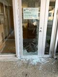 クマ、山形の小学校でガラス割る