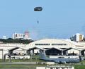 米軍が嘉手納基地で降下訓練