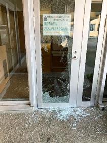 クマ、小学校のガラス割り休校に