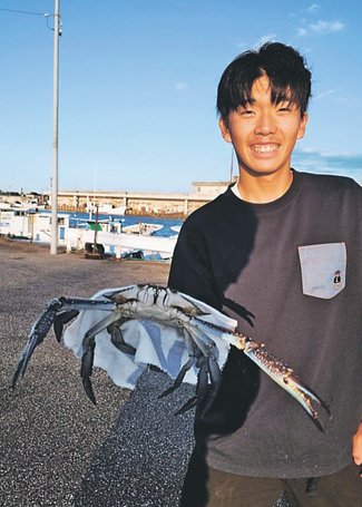 釣果はいけん<br />タイワンガザミ　永井大翔（ふうと）さん（１５）入善町青島