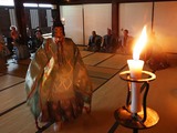 ろうそくの淡い光の中、奉納された能＝瑞龍寺
