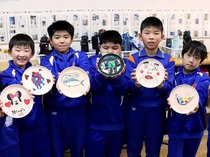 世界で一枚の絵皿を作ろう　砺波北部小児童が庄川挽物の絵付け体験