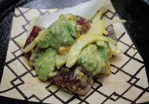 マグロとアボカドの黄身酢あえ