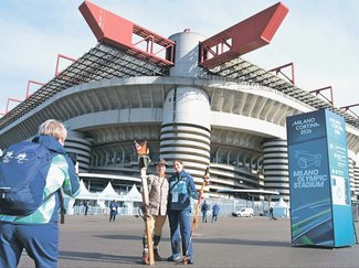 ＜チャオ　イタリアから本紙記者＞<br />ミラノ市内の熱気最高潮　開幕目前の開会式会場、グッズ売り場は行列