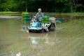 福島・飯舘でコメ出荷向け田植え