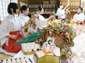 初詣へ縁起物準備　南砺の高瀬神社、２００種２０万点