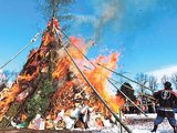 勢いよく燃え上がるやぐら＝県民公園太閤山ランド