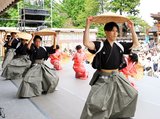 麦屋節の笠踊りを披露する出丸有志会の踊り手