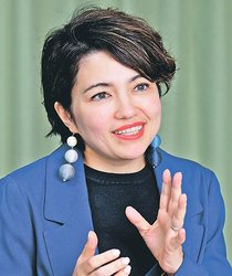 ＜言葉のポートレート＞合唱団芸術監督、ソプラノ歌手・コロンえりかさん／壁のない社会目指す