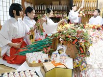 初詣へ縁起物準備　南砺の高瀬神社、２００種２０万点