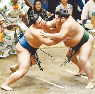朝乃山に敢闘賞　千代大龍押し出し１０勝目
