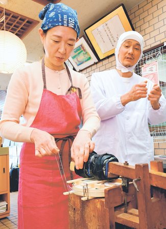 紺野さんがやってみた（１）ますずし作り<br />吉田屋鱒寿し本舗（富山市安野屋町）