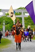 戦国絵巻さながらの騎馬武者出陣